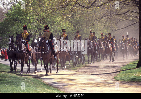 Les Kings Royal Horse Artillery Soldats de cavalerie en uniforme avec un affût de canon équitation loin après salut cérémonial dusty Green Park London England UK Banque D'Images