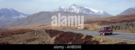 En automobile sur les routes désertes de Snowdonia à la fin du printemps au début de l'été au-delà de Snowdon Banque D'Images