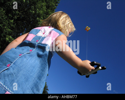 Young Girl flying kite Banque D'Images