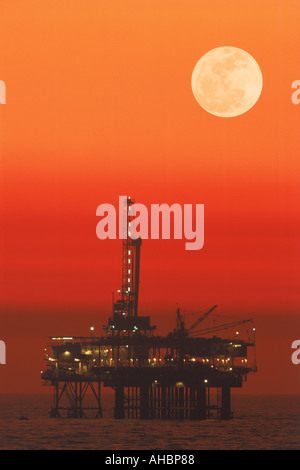 Plate-forme pétrolière offshore en pleine lune à Huntington Beach Californie Banque D'Images