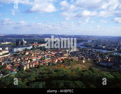 Vue sur Prague à partir de la colline de Petrin avec St Vitu et cathédrale de la Vltava Banque D'Images