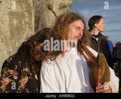 Druid tuyaux jouant au solstice d'Stonehenge Royaume-uni Europe Banque D'Images
