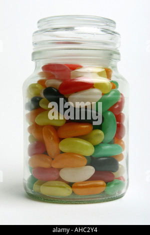 Les Bonbons haricots multicolores dans un bocal en verre Banque D'Images