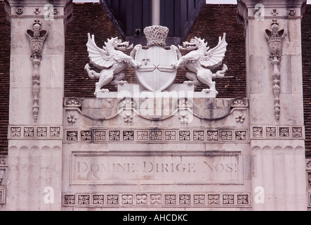 Dragons blanc : blason et au sommet de l'aéépm en entrée de la Guildhall, siège de la Corporation de la ville de Londres Banque D'Images