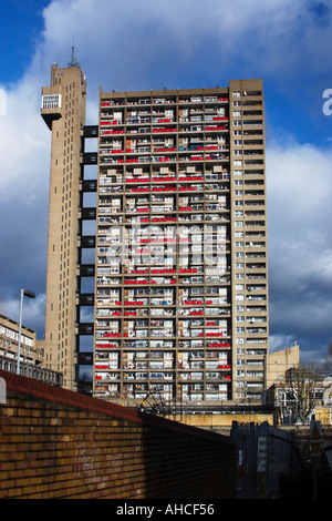 Trellick Tower un bloc résidentiel conçu par Erno Goldfinger dans l'ouest de Londres UK Banque D'Images