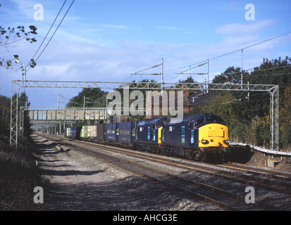 Une paire de locomotives classe 37 DRS avec un transport intermodal de marchandises près de Cathiron le 7 octobre 2003. Banque D'Images