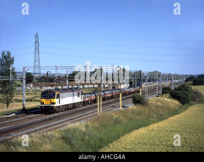 Une locomotive électrique de la classe 92 de travail 92013 Numéro d'un train de fret à Ledburn Junction sur la ligne principale de la côte ouest. Banque D'Images