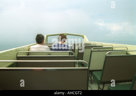 Deux passagers sur la terrasse supérieure d'un bus touristique principal en circuit ouvert Banque D'Images