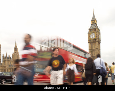 Blurred bus touristique de Westminster Bridge en face de Big Ben et des chambres du Parlement à Londres Banque D'Images