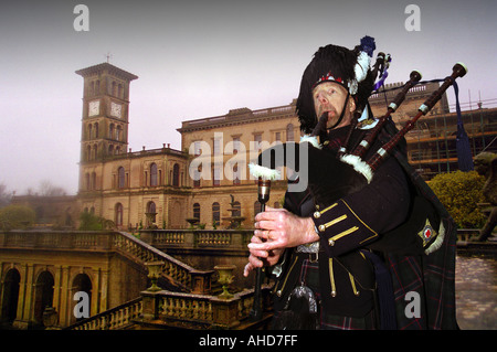 Piper, jouer en face de la Maison Osborne pour commémorer la mort de la reine Victoria 1901 2001 Ile de Wight Angleterre UK Pipe Band. John Brown Banque D'Images