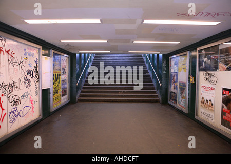 La station de métro déserte à Berlin, Allemagne, paysage,couleur,horizontal Banque D'Images