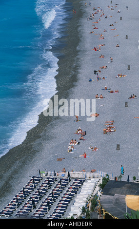 Les gens sur la plage de Nice, France Banque D'Images