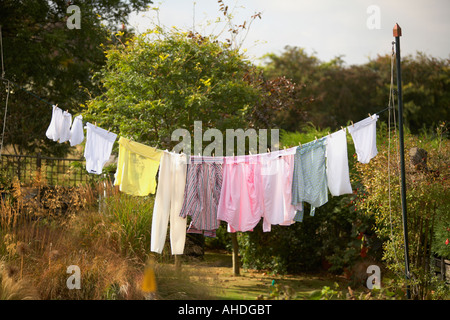 Lave-Hanging on line à l'extérieur dans le jardin Banque D'Images