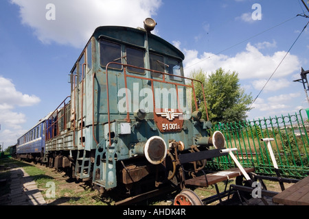 Moteur vieux bulgare avec chariots et ferroviaires dans le panier de Transport National Museum à Rousse, Bulgarie Banque D'Images