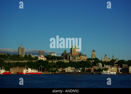 Vue de la ville de Québec et de navires dans les ports à partir du milieu du fleuve Saint-Laurent à bord du traversier de Québec à Levi Banque D'Images