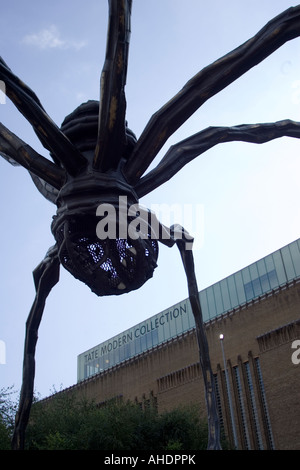 Araignée d'affaire énorme sculpture 'maman' par Louise Bourgeois en dehors de la Tate Modern, Londres. Banque D'Images