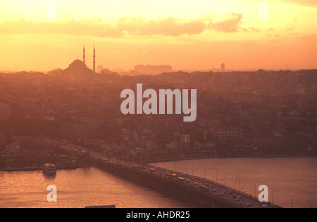 Soirée d'Istanbul sur la Corne d'Ataturk et pont en direction de la vieille ville d'Istanbul comme vu de la tour de Galata. L'année 2004. Banque D'Images