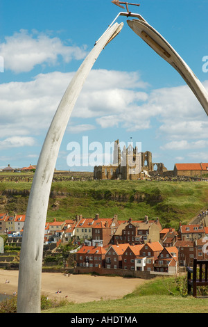 Whitby Harbour St Marys church et ruines de l'abbaye à travers un passage de l'os de baleine North Yorkshire Angleterre Banque D'Images