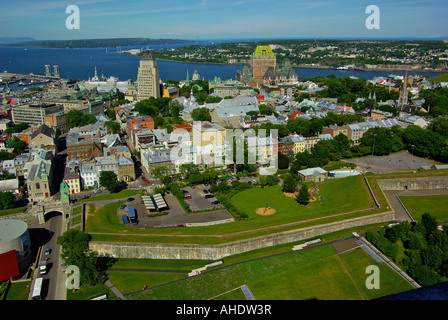 Vue aérienne de la ville de Québec, ses murs et des portes, le port et Levi à travers le fleuve Saint-Laurent du haut de l'hôtel Hilton. Banque D'Images