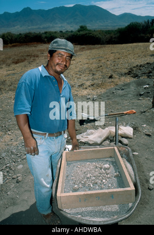 Mexique assistant archéologue examine ruines précolombiennes des artefacts de un 8thCentury annonce village Banque D'Images