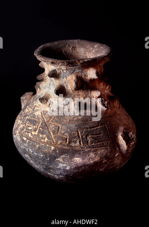 Urne funéraire zapotèque trouvés comme tombeau offert dans une ruine archéologique site, Oaxaca, au sud du centre du Mexique Banque D'Images