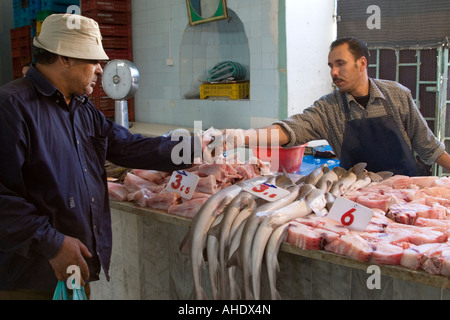 Tripoli (Libye). Marché aux poissons, Rashid Street, le client paie pour un achat Banque D'Images