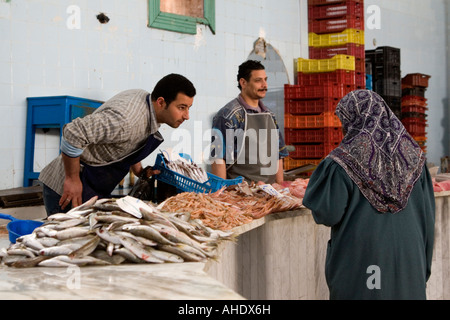 Tripoli (Libye). Marché aux poissons, Rashid Street. La discussion d'une vente avec un client Banque D'Images