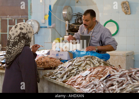 Tripoli (Libye). Femme discuter avant un achat de crevettes, le marché aux poissons, Rashid Street Banque D'Images