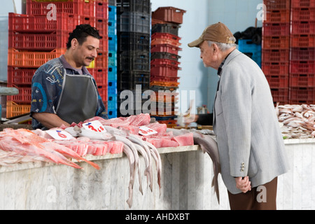 Tripoli (Libye). L'examen des poissons avant de faire un achat, le marché aux poissons, Rashid Street Banque D'Images