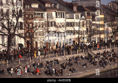 Carnaval de Bâle les foules sur Oberer Alpeneggstrasse 9 dans le petit-Bâle Banque D'Images