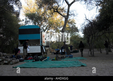 Kumuka voyageurs établir le campement à Sitatunga camping, le Botswana, l'Afrique. Banque D'Images