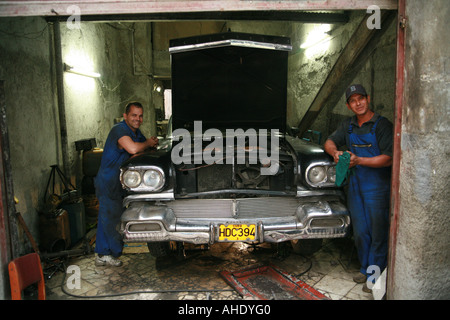 La Habana Cuba deux travailleur dans leur garage Banque D'Images