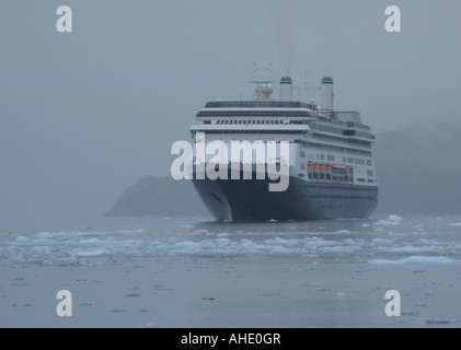 Un navire de croisière pour naviguer dans les icebergs sur la façon de Margerie Glacier dans l'entrée d'Tarr, Glacier Bay en Alaska, USA. Banque D'Images