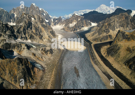 Vue aérienne oblique de débris de glissement sur le glacier de daim dans le parc national Denali, Alaska, USA Banque D'Images