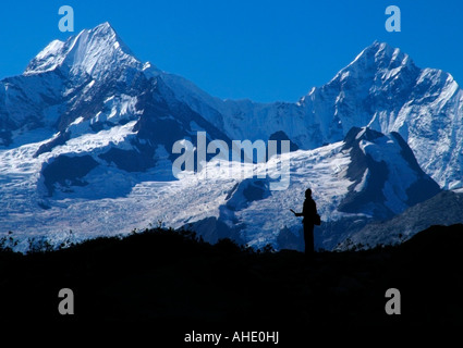 Silhouette d'un homme en face des glaciers alpins couvrant la gamme de montagne de Fairweather, Glacier Bay National Park, Alaska, USA Banque D'Images