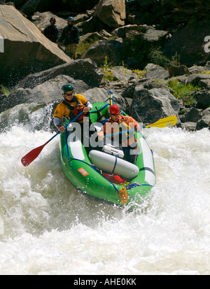 Deux hommes pagayez dans un radeau vert sur la classe V Tunnel rapide Falls, Gore Canyon, Colorado, United States Banque D'Images