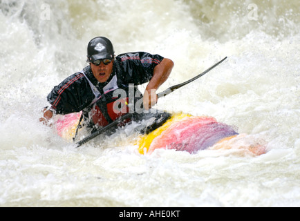 Pagaies de kayak d'un homme à travers la classe V Tunnel rapide tombe pendant la 2006 Festival d'eau vive Canyon Gore, CO, USA Banque D'Images