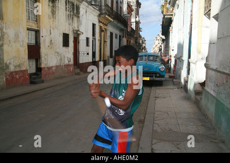 Cuba La Havane Les enfants jouent au base-ball dans la rue Banque D'Images