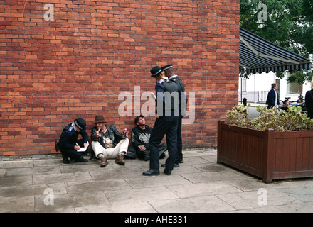 L'arrêt de la police communautaire et la mise en cause des hommes sans-abri assis boire dans le centre de Londres. Banque D'Images