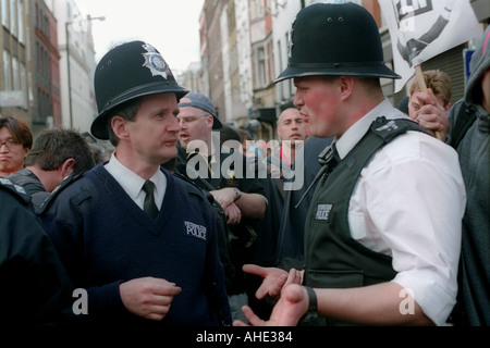 Deux policiers chat lors d'une démonstration de l'homme gay à Soho Londres Centre. Banque D'Images