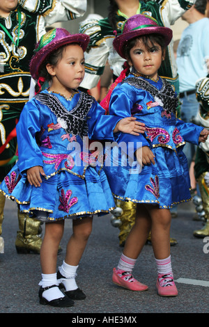 Deux enfants dans le carnaval annuel en Suède Nykoping Banque D'Images