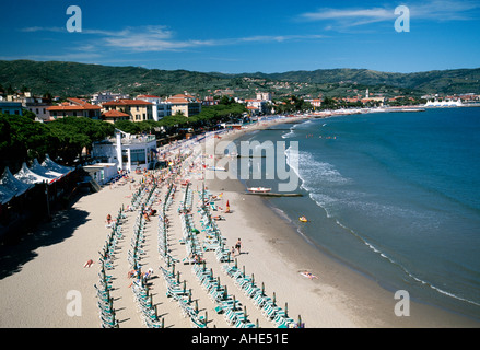 L'Europe, Italie, Ligurie, Italien Riveira, Diano marina, augmentation de la plage et vue sur la ville Banque D'Images