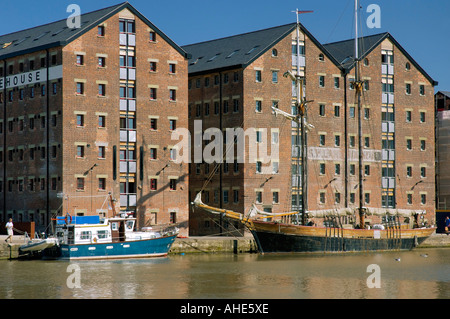 Bateau à voile à Johanna Lucretia amarré par Vinings Gloucester Docks d'entrepôt Banque D'Images