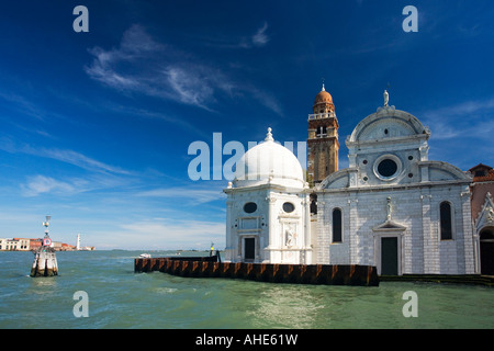 L'église de San Michele in Isola dans soleil de l'été soleil avec ciel bleu sur l'île cimetière de San Michele à la Lagune de Venise Banque D'Images