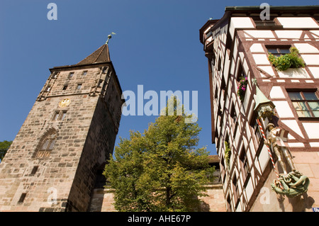 Nuremberg. Pilatushaus avec statue de Saint George et le Tiergartnertor porte d'entrée de Château de Kaiserburg. Banque D'Images