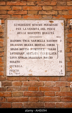 Ancien prix liste de poissons et de fruits de mer à l'Pesheria Marché de poisson dans le marché du Rialto, San Polo Venise Vénétie Italie Europe EU Banque D'Images