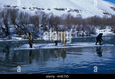 Les villageois de la pêche dans la rivière Euphrate congelé, Mus la Turquie. Banque D'Images