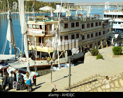 Le bateau à aubes SS Karim amarrés sur la Corniche du Nil à Assouan Banque D'Images