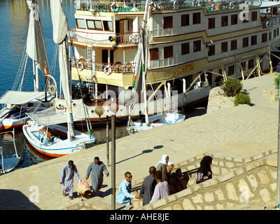 Egyptiens apportant une brebis à terre à Assouan au cours de l'Aïd Banque D'Images
