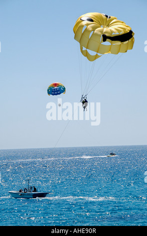 Le parapente au large de la plage de Nissi près de Ayia Napa sur l'île Méditerranéenne de Chypre UE Banque D'Images